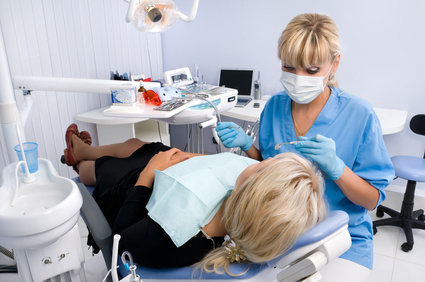 Vor einer Behandlung sollte man sich bei seiner Krankenkasse über Zahnärztliche Leistungen informieren
